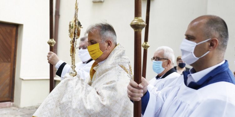 11.06.2020 Kielce. Boże Ciało. Msza i procesja wokół kościoła św. Wojciecha. Biskup Jan Piotrowski / Jarosław Kubalski / Radio Kielce