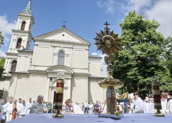 11.06.2020 Kielce. Boże Ciało. Msza i procesja wokół kościoła św. Wojciecha / Jarosław Kubalski / Radio Kielce