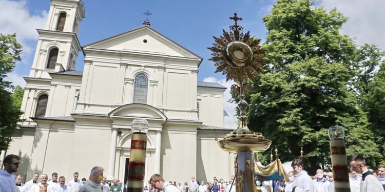 11.06.2020 Kielce. Boże Ciało. Msza i procesja wokół kościoła św. Wojciecha / Jarosław Kubalski / Radio Kielce