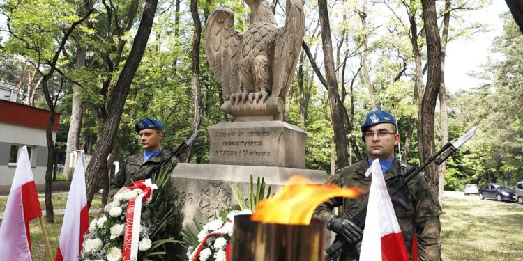 15.06.2020 Kielce. Złożenie wieńców pod pomnikiem 2 Pułku Artylerii Lekkiej Legionów przy ulicy Kusocińskiego / Jarosław Kubalski / Radio Kielce