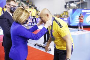 06.06.2021 Kielce. PGNiG Superliga piłkarzy ręcznych. Łomża Vive Kielce zostaje Mistrzem Polski. Ceremonia wręczenia medali. Medale wręcza wiceminister kultury, dziedzictwa narodowego i sportu Anna Krupka / Jarosław Kubalski / Radio Kielce