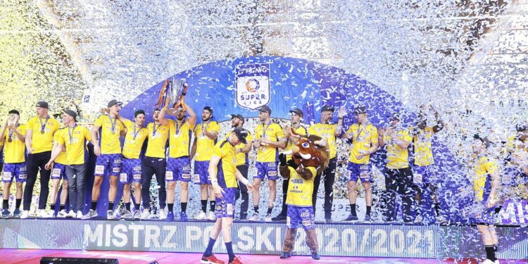 06.06.2021 Kielce. PGNiG Superliga piłkarzy ręcznych. Łomża Vive Kielce zostaje Mistrzem Polski. Ceremonia wręczenia medali / Jarosław Kubalski / Radio Kielce