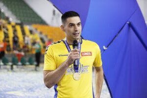 06.06.2021 Kielce. PGNiG Superliga piłkarzy ręcznych. Łomża Vive Kielce zostaje Mistrzem Polski. Ceremonia wręczenia medali. Angel Fernandez Perez / Jarosław Kubalski / Radio Kielce