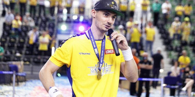 06.06.2021 Kielce. PGNiG Superliga piłkarzy ręcznych. Łomża Vive Kielce zostaje Mistrzem Polski. Ceremonia wręczenia medali. Krzysztof Lijewski / Jarosław Kubalski / Radio Kielce