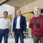 16.06.2021 Nowa Słupia. Muzeum Starożytnego Hutnictwa Świętokrzyskiego w przebudowie. Na zdjęciu od lewej: Włodzimierz Szczałuba - pełniący obowiązki dyrektora muzeum, Andrzej Gąsior - burmistrz Nowej Słupi i dr Andrzej Boczarowski - współtwórca ekspozycji muzeumekspozycji / Jarosław Kubalski / Radio Kielce