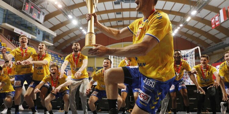 30.05.2021. Kalisz. Finał Pucharu Polski. Łomża Vive Kielce - Grupa Azoty SPR Tarnów. Na zdjęciu (z pucharem): Krzysztof Lijewski / Jarosław Kubalski / Radio Kielce