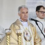 02.06.2021 Masłów. Spotkanie osób niepełnosprawnych na lotnisku w Masłowie w 30. rocznicę pobytu św. Jana Pawła II w Kielcach i Masłowie. Msza. Biskup Marian Florczyk / Jarosław Kubalski / Radio Kielce