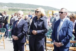 02.06.2021 Masłów. Spotkanie osób niepełnosprawnych na lotnisku w Masłowie w 30. rocznicę pobytu św. Jana Pawła II w Kielcach i Masłowie. Msza. Na zdjęciu od lewej: Kazimierz Mądzik - kurator świętokrzyski - Renata Janik - marszałek i Henryk Milcarz - prezes Wodociągów Kieleckich / Jarosław Kubalski / Radio Kielce