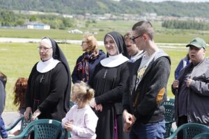 02.06.2021 Masłów. Spotkanie osób niepełnosprawnych na lotnisku w Masłowie w 30. rocznicę pobytu św. Jana Pawła II w Kielcach i Masłowie. Msza / Jarosław Kubalski / Radio Kielce