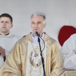 02.06.2021 Masłów. Spotkanie osób niepełnosprawnych na lotnisku w Masłowie w 30. rocznicę pobytu św. Jana Pawła II w Kielcach i Masłowie. Msza. Biskup Marian Florczyk / Jarosław Kubalski / Radio Kielce