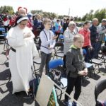 02.06.2021 Masłów. Spotkanie osób niepełnosprawnych na lotnisku w Masłowie w 30. rocznicę pobytu św. Jana Pawła II w Kielcach i Masłowie. Msza / Jarosław Kubalski / Radio Kielce