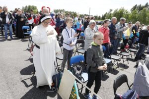 02.06.2021 Masłów. Spotkanie osób niepełnosprawnych na lotnisku w Masłowie w 30. rocznicę pobytu św. Jana Pawła II w Kielcach i Masłowie. Msza / Jarosław Kubalski / Radio Kielce