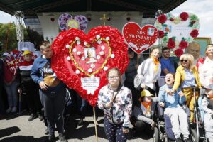 02.06.2021 Masłów. Spotkanie osób niepełnosprawnych na lotnisku w Masłowie w 30. rocznicę pobytu św. Jana Pawła II w Kielcach i Masłowie / Jarosław Kubalski / Radio Kielce