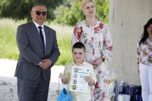 07.06.2021 Kielce. Podsumowanie etapu wojewódzkiego ogólnopolskiego konkursu plastycznego dla dzieci zorganizowanego przez KRUS. Dyplomy wręczają Aleksandra Hadzik - prezes KRUS i Tadeusz Jakubowski - prezes świętokrzyskiego oddziału KRUS / Jarosław Kubalski / Radio Kielce