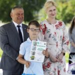 07.06.2021 Kielce. Podsumowanie etapu wojewódzkiego ogólnopolskiego konkursu plastycznego dla dzieci zorganizowanego przez KRUS. Dyplomy wręczają Aleksandra Hadzik - prezes KRUS i Tadeusz Jakubowski - prezes świętokrzyskiego oddziału KRUS / Jarosław Kubalski / Radio Kielce