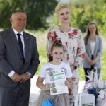 07.06.2021 Kielce. Podsumowanie etapu wojewódzkiego ogólnopolskiego konkursu plastycznego dla dzieci zorganizowanego przez KRUS. Dyplomy wręczają Aleksandra Hadzik - prezes KRUS i Tadeusz Jakubowski - prezes świętokrzyskiego oddziału KRUS / Jarosław Kubalski / Radio Kielce