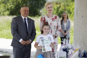 07.06.2021 Kielce. Podsumowanie etapu wojewódzkiego ogólnopolskiego konkursu plastycznego dla dzieci zorganizowanego przez KRUS. Dyplomy wręczają Aleksandra Hadzik - prezes KRUS i Tadeusz Jakubowski - prezes świętokrzyskiego oddziału KRUS / Jarosław Kubalski / Radio Kielce