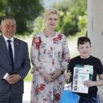 07.06.2021 Kielce. Podsumowanie etapu wojewódzkiego ogólnopolskiego konkursu plastycznego dla dzieci zorganizowanego przez KRUS. Dyplomy wręczają Aleksandra Hadzik - prezes KRUS i Tadeusz Jakubowski - prezes świętokrzyskiego oddziału KRUS / Jarosław Kubalski / Radio Kielce