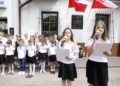11.06.2021 Kielce. Inauguracja święta 2 Pułku Artylerii Lekkiej Legionów. Występ dzieci z SP nr 8 przed tablicą pamiątkową 2 PALL przy ulicy Wrzosowej / Jarosław Kubalski / Radio Kielce