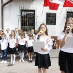 11.06.2021 Kielce. Inauguracja święta 2 Pułku Artylerii Lekkiej Legionów. Występ dzieci z SP nr 8 przed tablicą pamiątkową 2 PALL przy ulicy Wrzosowej / Jarosław Kubalski / Radio Kielce