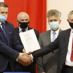 15.06.2021 Kielce. ŚUW. Podpisanie umów na projekty, które będą realizowane w placówkach przeznaczonych dla osób z zaburzeniami psychicznymi. Na zdjęciu (od lewej): Paweł Wójcik - burmistrz Chmielnika, wicewojewoda Rafał Nowak, senator Krzysztof Słoń i wojewoda Zbigniew Koniusz / Jarosław Kubalski / Radio Kielce