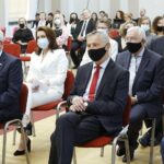 17.06.2021 Kielce. UJK. Wręczenie medali "Zasłużony dla UJK". Na zdjeciu od lewej" marszałek Andrzej Bętkowski, poseł Marzena Okła-Drewnowicz, wojewoda Zbigniew Koniusz i poseł Krzysztof Lipiec / Jarosław Kubalski / Radio Kielce