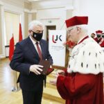 17.06.2021 Kielce. UJK. Wręczenie medali "Zasłużony dla UJK". Na zdjęciu od lewej: marszałek Andrzej Bętkowski i rektor UJK Stanisław Głuszek / Jarosław Kubalski / Radio Kielce