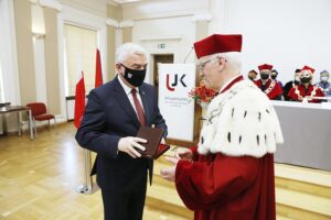 17.06.2021 Kielce. UJK. Wręczenie medali "Zasłużony dla UJK". Na zdjęciu od lewej: marszałek Andrzej Bętkowski i rektor UJK Stanisław Głuszek / Jarosław Kubalski / Radio Kielce