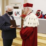 17.06.2021 Kielce. UJK. Wręczenie medali "Zasłużony dla UJK". Na zdjęciu od lewej: poseł Krzysztof Lipiec i rektor UJK Stanisław Głuszek / Jarosław Kubalski / Radio Kielce