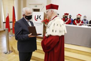 17.06.2021 Kielce. UJK. Wręczenie medali "Zasłużony dla UJK". Na zdjęciu od lewej: poseł Krzysztof Lipiec i rektor UJK Stanisław Głuszek / Jarosław Kubalski / Radio Kielce