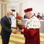 17.06.2021 Kielce. UJK. Wręczenie medali "Zasłużony dla UJK". Na zdjęciu od lewej: mecenas Wojciech Ciesielski (odbiera medal w imieniu Michała Sołowowa) i rektor UJK Stanisław Głuszek / Jarosław Kubalski / Radio Kielce