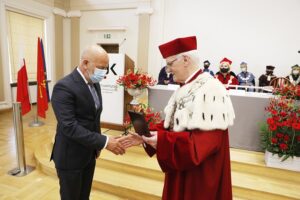 17.06.2021 Kielce. UJK. Wręczenie medali "Zasłużony dla UJK". Na zdjęciu od lewej: mecenas Wojciech Ciesielski (odbiera medal w imieniu Michała Sołowowa) i rektor UJK Stanisław Głuszek / Jarosław Kubalski / Radio Kielce