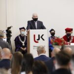 17.06.2021 Kielce. UJK. Wręczenie medali "Zasłużony dla UJK". Przemawia poseł Krzysztof Lipiec / Jarosław Kubalski / Radio Kielce