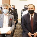18.06.2021 Kielce. ŚUW. Wojewoda Zbigniew Koniusz podziękował policjantom i strażakom za ich służbę w czasie epidemii. Na zdjęciu od lewej: senator Krzysztof Słoń i poseł Marek Kwitek / Jarosław Kubalski / Radio Kielce