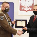 18.06.2021 Kielce. ŚUW. Wojewoda Zbigniew Koniusz podziękował policjantom i strażakom za ich służbę w czasie epidemii. Na zdjęciu od lewej:  dowódca 10. Świętokrzyskiej Brygady Obrony Terytorialnej płk Grzegorz Motak i wojewoda Zbigniew Koniusz / Jarosław Kubalski / Radio Kielce