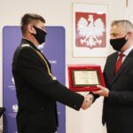 18.06.2021 Kielce. ŚUW. Wojewoda Zbigniew Koniusz podziękował policjantom i strażakom za ich służbę w czasie epidemii. Na zdjęciu od lewej: Dawid Wilczura  i wojewoda Zbigniew Koniusz / Jarosław Kubalski / Radio Kielce