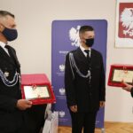 18.06.2021 Kielce. ŚUW. Wojewoda Zbigniew Koniusz podziękował policjantom i strażakom za ich służbę w czasie epidemii. Na zdjęciu od lewej: Dariusz Przyłucki, Bartłomiej Przyłucki i wojewoda Zbigniew Koniusz / Jarosław Kubalski / Radio Kielce