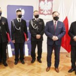 18.06.2021 Kielce. ŚUW. Wojewoda Zbigniew Koniusz podziękował policjantom i strażakom za ich służbę w czasie epidemii. Na zdjęciu od lewej: Dariusz Przyłucki, Bartłomiej Przyłucki, Waldemar Maruszczak, poseł Marek Kwitek i wojewoda Zbigniew Koniusz / Jarosław Kubalski / Radio Kielce