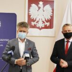 18.06.2021 Kielce. ŚUW. Wojewoda Zbigniew Koniusz podziękował policjantom i strażakom za ich służbę w czasie epidemii. Na zdjęciu od lewej: senator Krzysztof Słoń i wojewoda Zbigniew Koniusz / Jarosław Kubalski / Radio Kielce