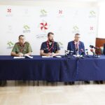 23.06.2021 Kielce. Konferencja prasowa poświęcona 48. edycji Międzynarodowego Harcerskiego Festiwalu Kultury Młodzieży Szkolnej. Na zdjęciu od lewej: Agnieszka Stochmal - rzecznik prasowy festiwalu, Arkadiusz Szostak - dyrektor artystyczny festiwalu, Tomasz Rejmer - komendant kieleckiej chorągwi ZHP, Bogdan Wenta - prezydent Kielc i Tomasz Porębski - rzecznik prasowy urzędu miasta / Jarosław Kubalski / Radio Kielce
