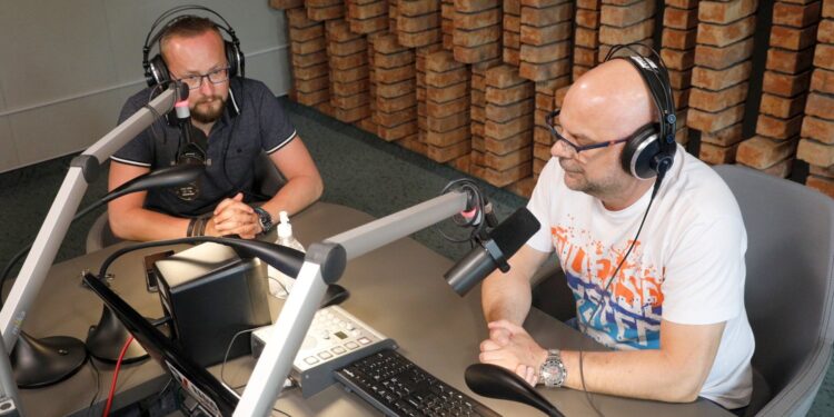 23.06.2021. Kielce. Punkty Widzenia. Na zdjęciu (od lewej): Maciej Sierpień - ekspert piłkarski i Rafał Szymczyk - Radio Kielce / Jarosław Kubalski / Radio Kielce