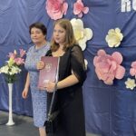 22.06.2021.Ostrowiec Świętokrzyski. Stypendia starosty ostrowieckiego. Kategoria artystyczna. Od lewej Marzena Dębniak - starosta ostrowiecki, Inez Czajkowska / Emilia Sitarska / Radio Kielce