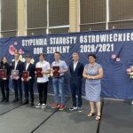 22.06.2021.Ostrowiec Świętokrzyski. Stypendia starosty ostrowieckiego. Kategoria dydaktyczna. Od lewej Szymon Życiński, Piotr Kurosad, Piotr Gawroński, Paweł Kępiński, Tomasz Batóg, Dawid Wójtowicz, Marzena Dębniak - starosta ostrowiecki / Emilia Sitarska / Radio Kielce