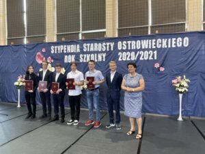 22.06.2021.Ostrowiec Świętokrzyski. Stypendia starosty ostrowieckiego. Kategoria dydaktyczna. Od lewej Szymon Życiński, Piotr Kurosad, Piotr Gawroński, Paweł Kępiński, Tomasz Batóg, Dawid Wójtowicz, Marzena Dębniak - starosta ostrowiecki / Emilia Sitarska / Radio Kielce