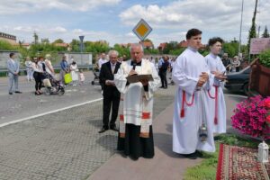 03.06.2021. Kazimierza Wielka. Uroczystość Bożego Ciała. Na zdjęciu: ks. Janusz Mularz, proboszcz parafii pod wezwaniem Podwyższenia Krzyża Świętego / Marta Gajda / Radio Kielce