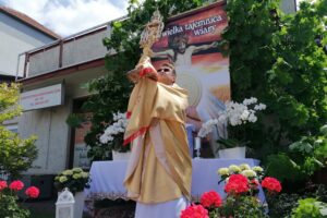 03.06.2021. Kazimierza Wielka. Uroczystość Bożego Ciała. Na zdjęciu: ks. Marcin Bączek - wikariusz parafii pod wezwaniem Podwyższenia Krzyża Świętego / Marta Gajda / Radio Kielce