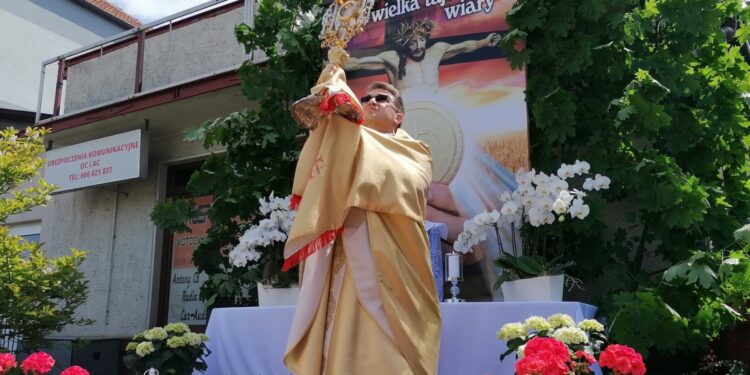 03.06.2021. Kazimierza Wielka. Uroczystość Bożego Ciała. Na zdjęciu: ks. Marcin Bączek - wikariusz parafii pod wezwaniem Podwyższenia Krzyża Świętego / Marta Gajda / Radio Kielce