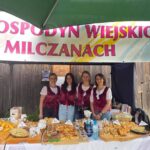 05.06.2021 Milczany. Święto Kwitnącej Winorośli. Na zdjęciu Koło Gospodyń Wiejskich w Milczanach, od lewej: Monika Pawłowska, Katarzyna Statuch, Zuzanna Pawłowska, Karolina Wódz / Grażyna Szlęzak-Wójcik / Radio Kielce