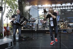 Tokarnia. „Jawor u źródeł kultury” - koncert zespołu Golec uOrkiestra (20.06.2021) / Jarosław Kubalski / Radio Kielce