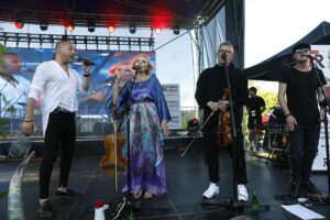 Tokarnia. „Jawor u źródeł kultury” - koncert zespołu Golec uOrkiestra (20.06.2021) / Jarosław Kubalski / Radio Kielce